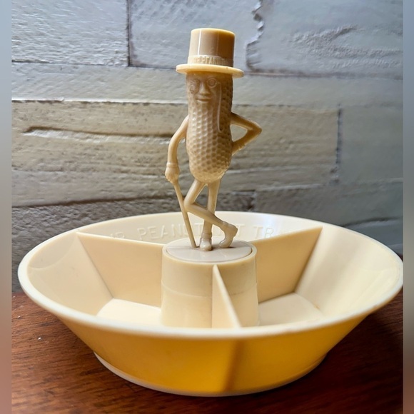 PLANTERS PEANUTS, MR PEANUT, TAN, PLASTIC, PEANUT TRAY. ROUND DIVIDED TRAY. - Picture 1 of 8